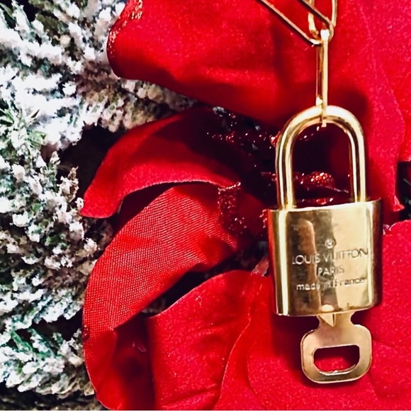 LV Lock & Key #317 Louis Vuitton Paris with 18” gold metal Paperclip chain - Picture 3 of 16